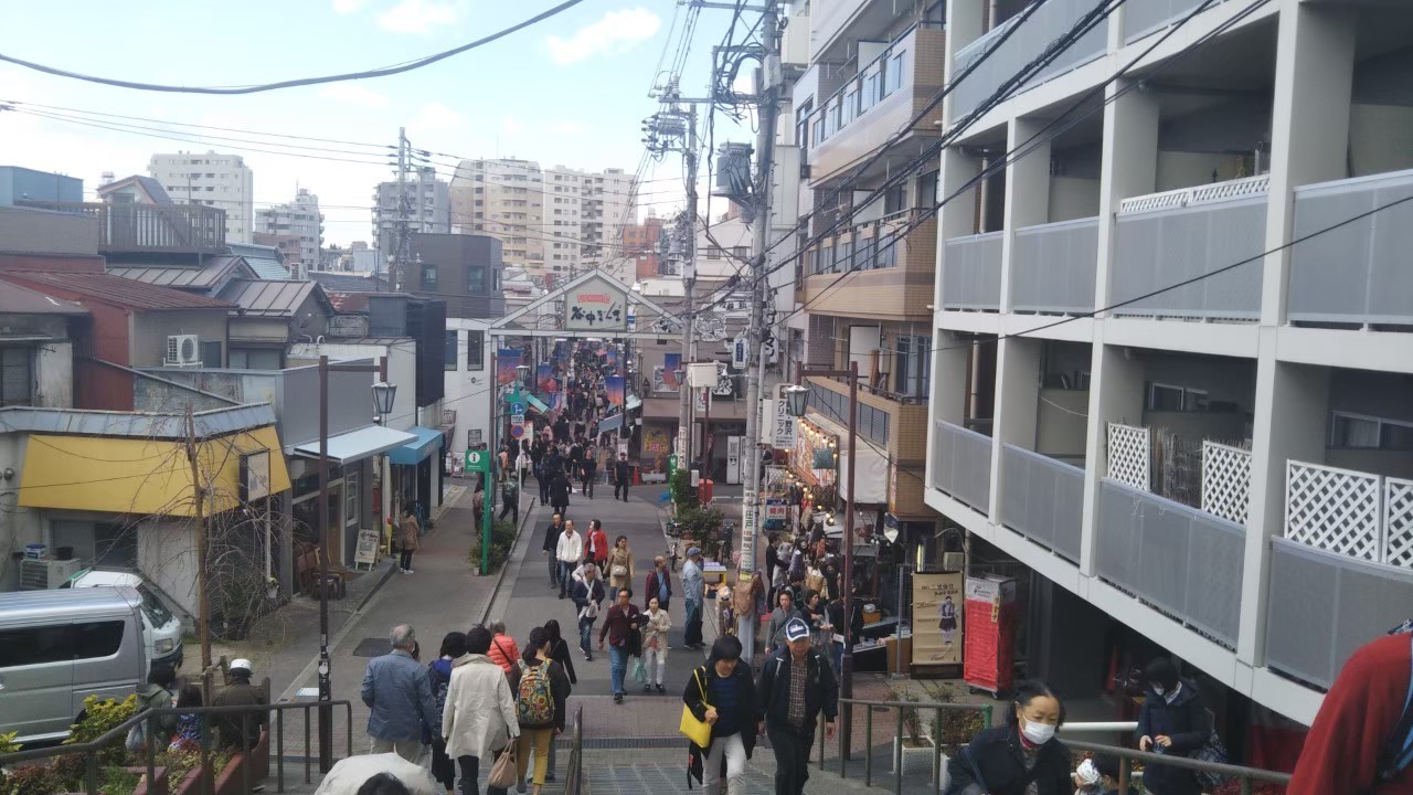 谷中銀座を見下ろす階段　夕焼けだんだん