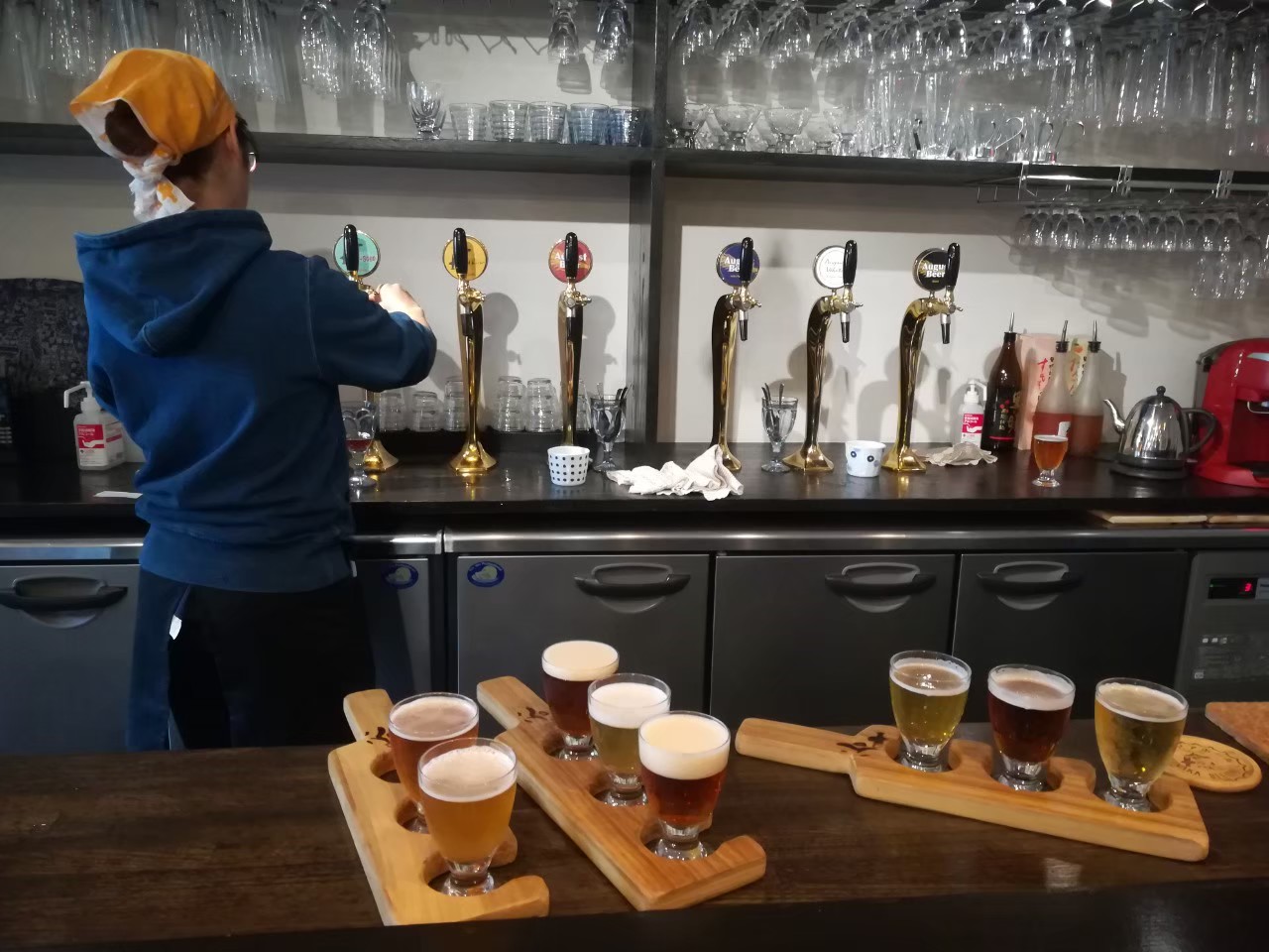 谷中ビールの飲み比べ　タップが並ぶ店内