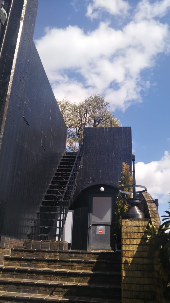 朝倉彫塑館　屋上庭園への階段