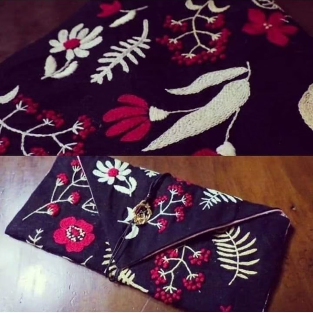 樋口愉美子さんの図案で刺した刺繍　二色のポーチ