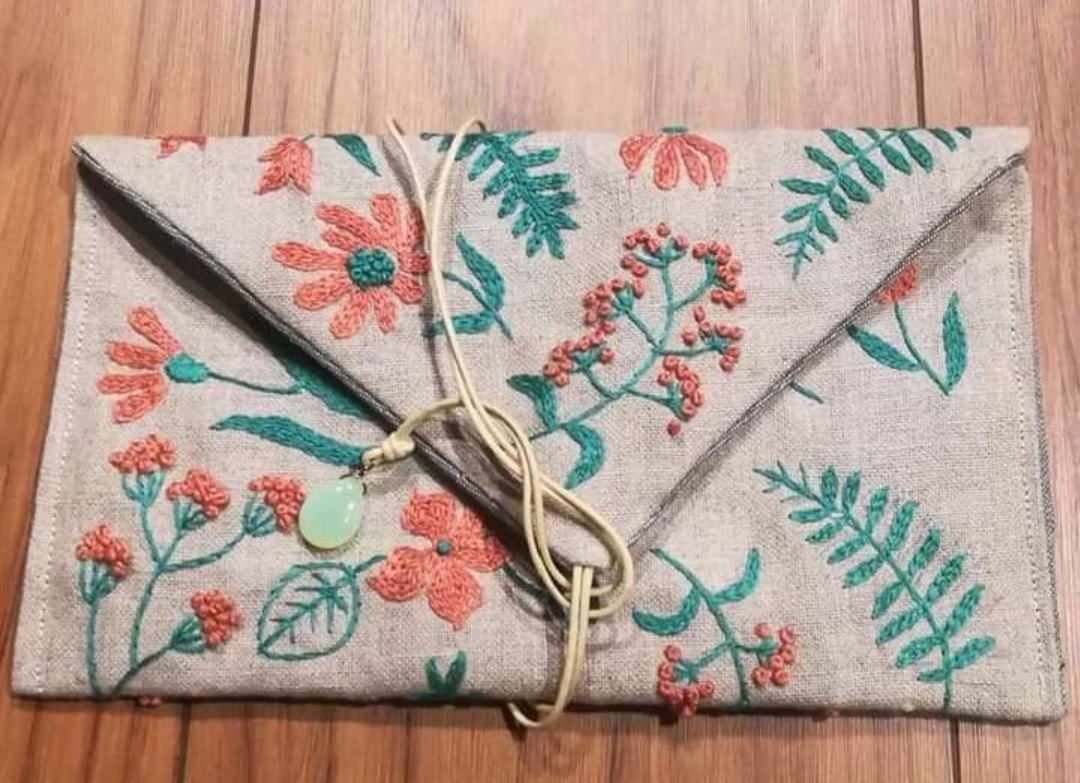 樋口愉美子さんの図案で刺した刺繍　二色のポーチ　色違い