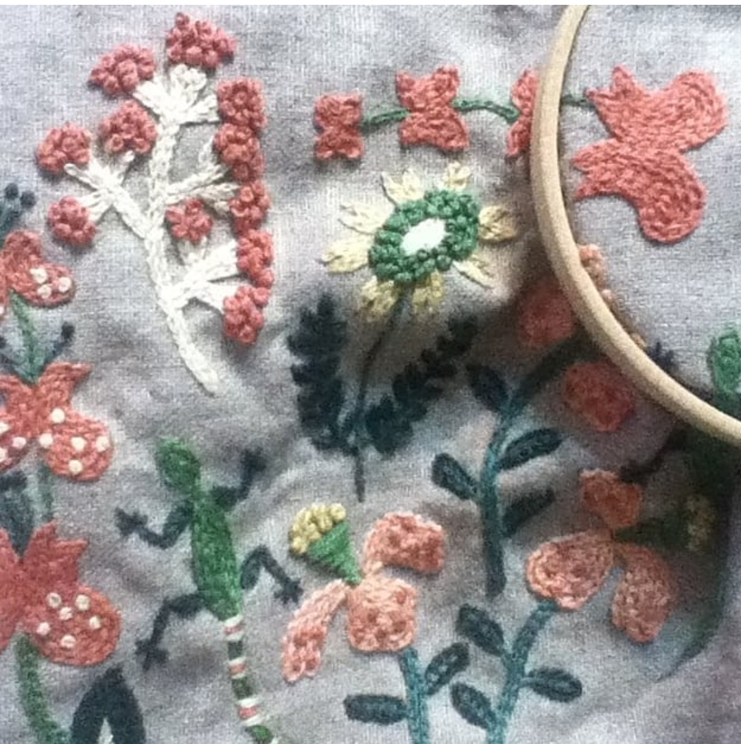 樋口愉美子さんの図案で刺した刺繍　植物とトカゲの図案